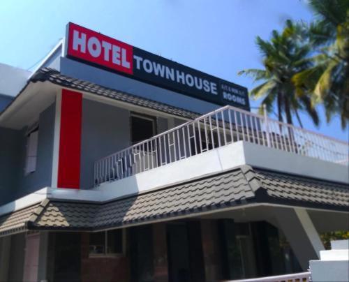 Hotel Sunday - Townhouse Club Airport Trivandrum Thiruvananthapuram Екстериор снимка