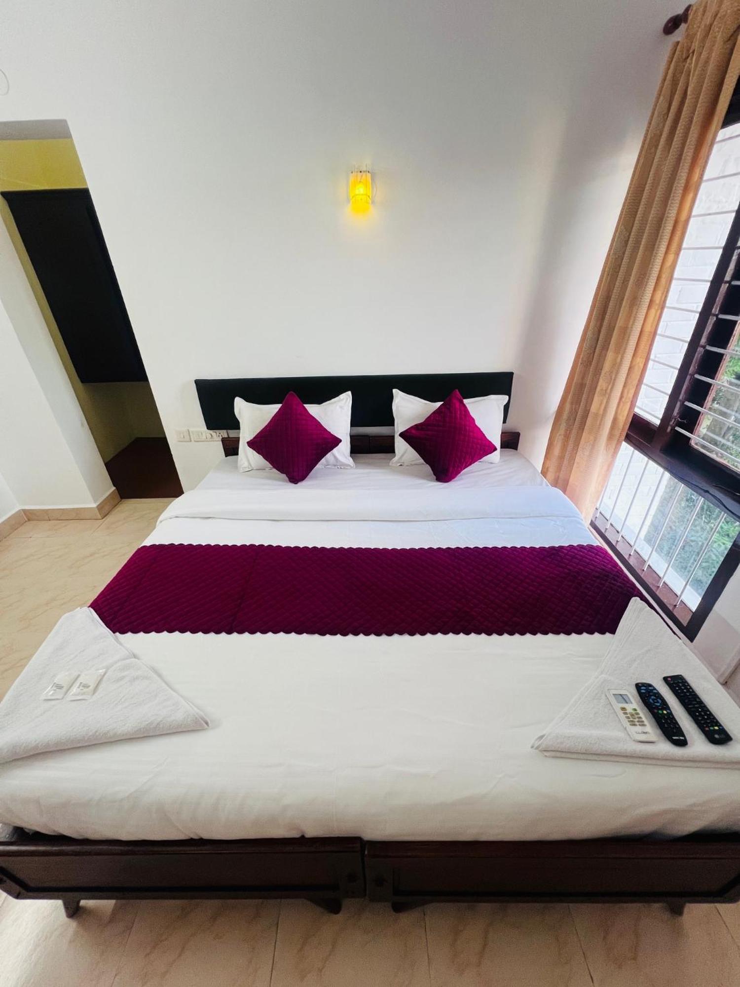 Hotel Sunday - Townhouse Club Airport Trivandrum Thiruvananthapuram Екстериор снимка