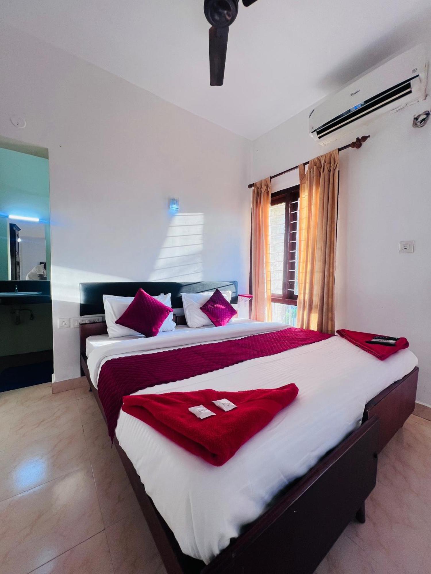 Hotel Sunday - Townhouse Club Airport Trivandrum Thiruvananthapuram Екстериор снимка