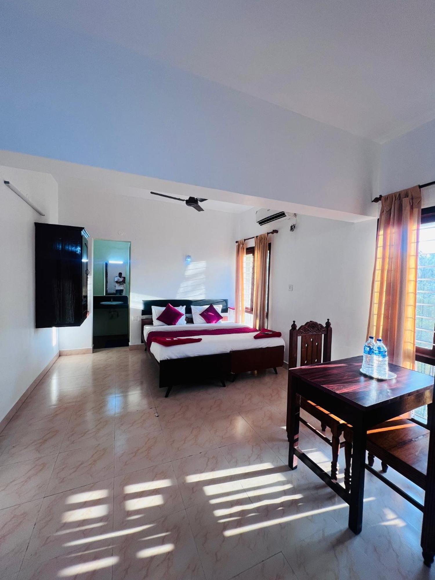 Hotel Sunday - Townhouse Club Airport Trivandrum Thiruvananthapuram Екстериор снимка