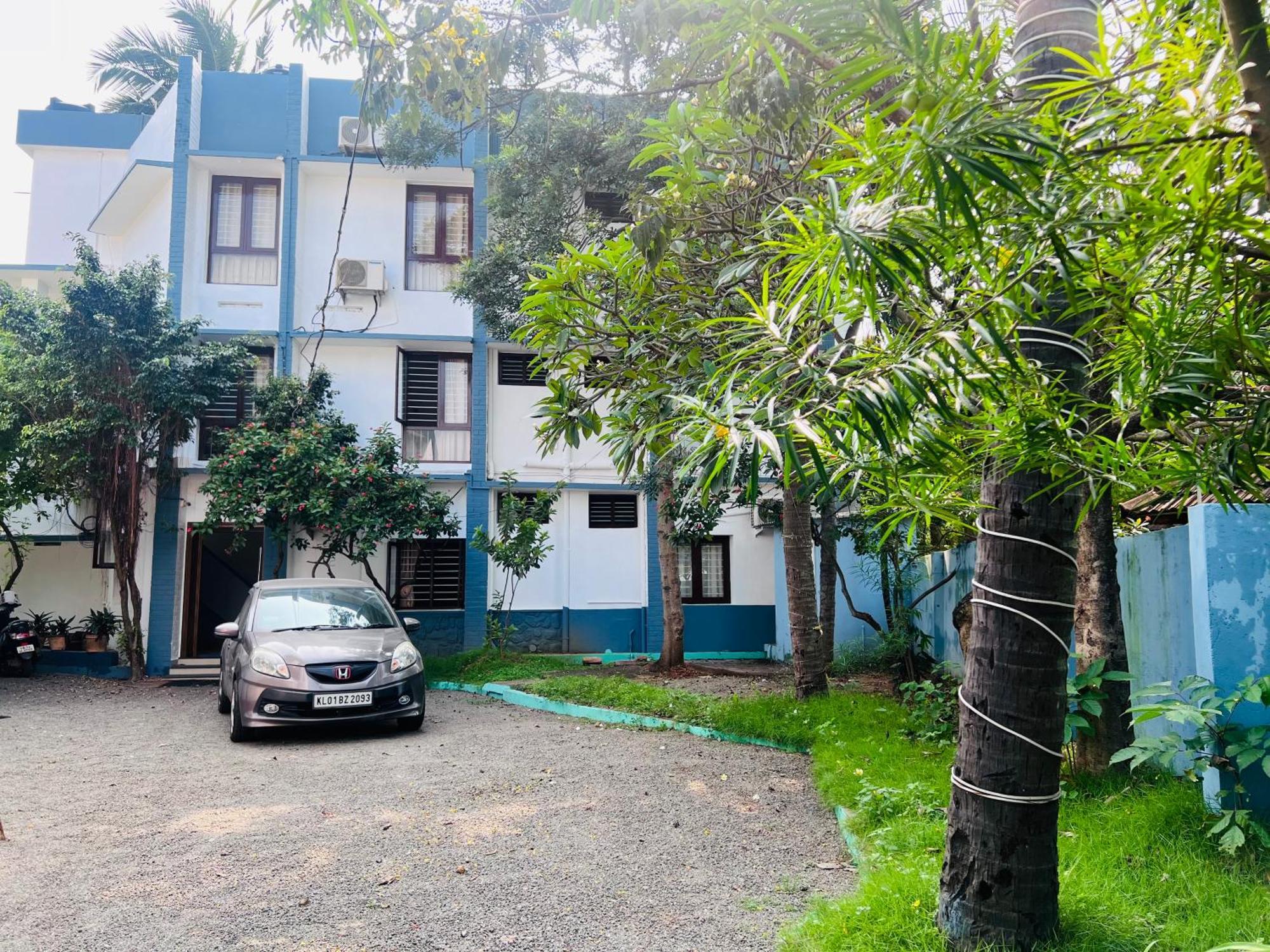 Hotel Sunday - Townhouse Club Airport Trivandrum Thiruvananthapuram Екстериор снимка