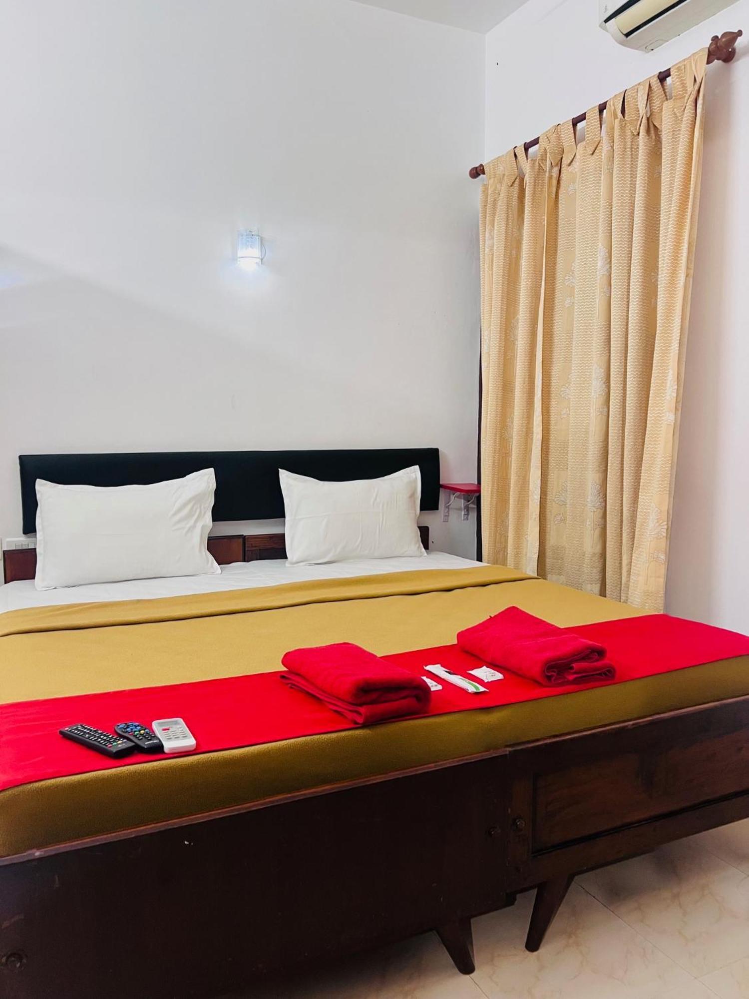 Hotel Sunday - Townhouse Club Airport Trivandrum Thiruvananthapuram Екстериор снимка