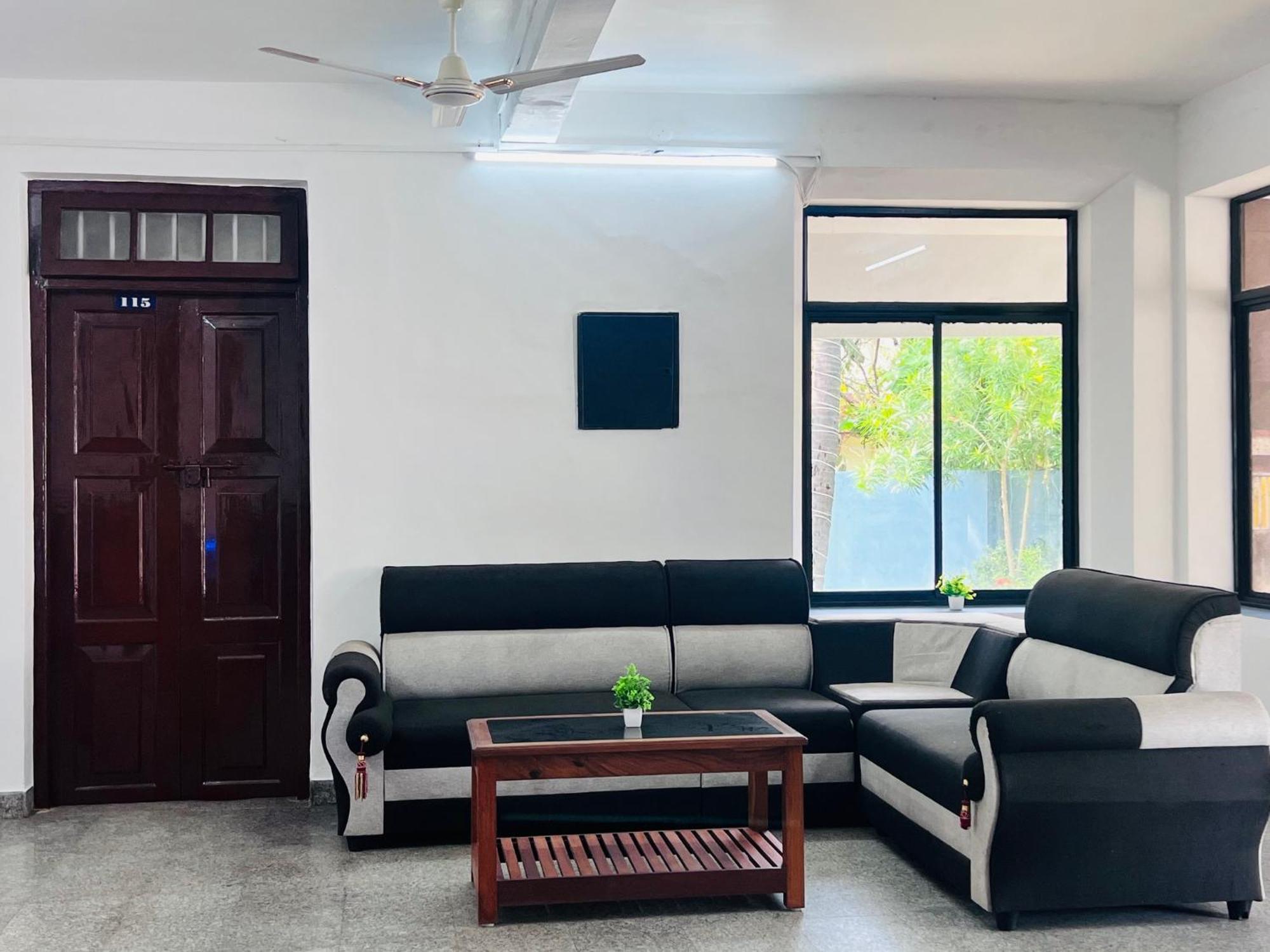 Hotel Sunday - Townhouse Club Airport Trivandrum Thiruvananthapuram Екстериор снимка