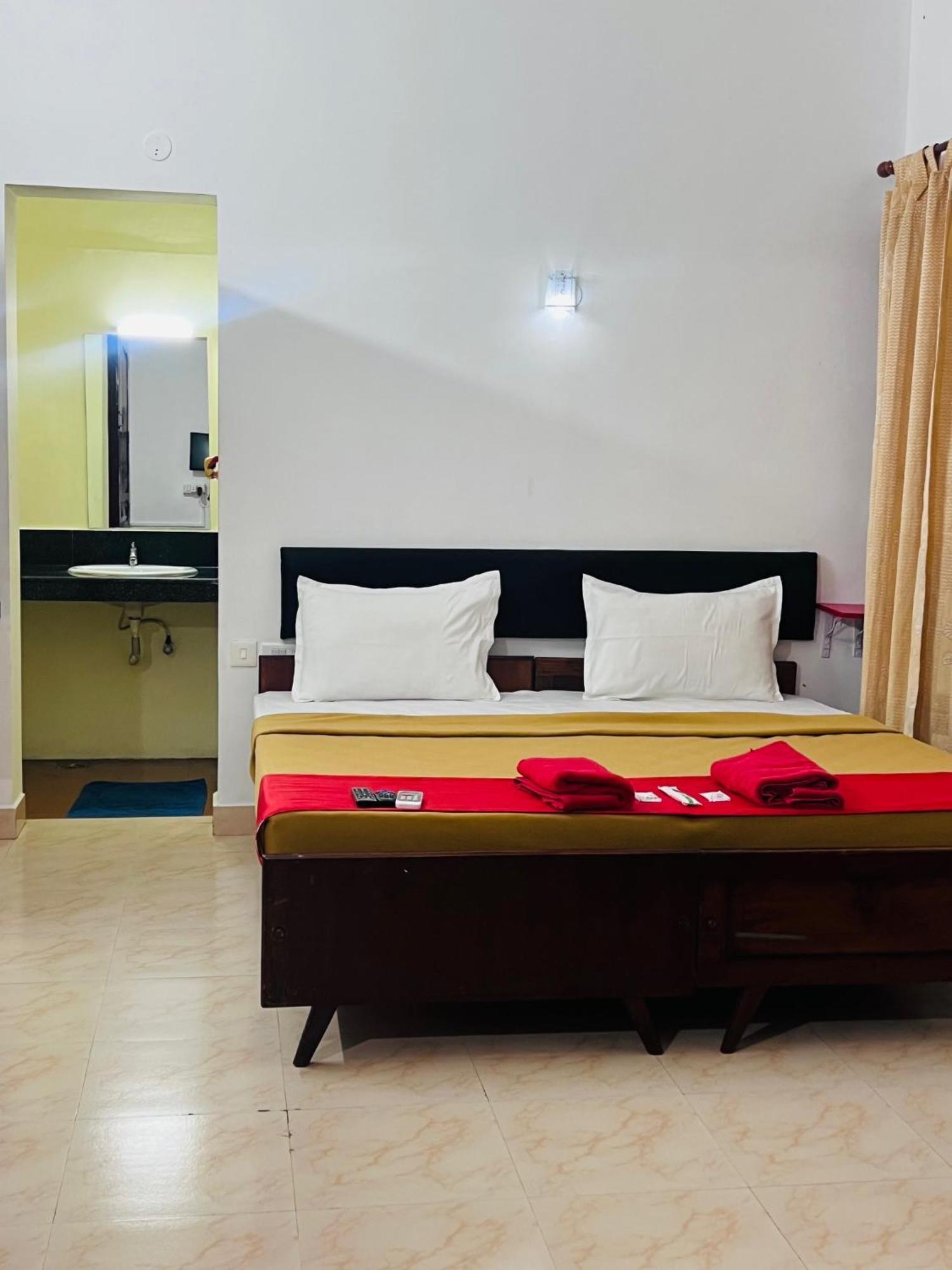 Hotel Sunday - Townhouse Club Airport Trivandrum Thiruvananthapuram Екстериор снимка