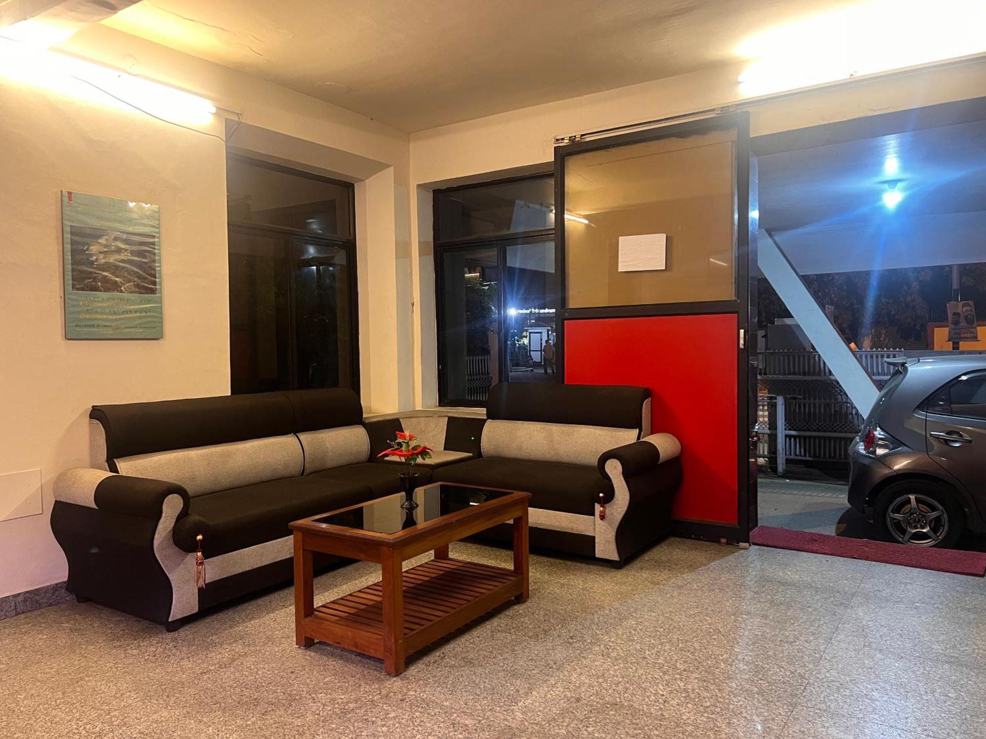 Hotel Sunday - Townhouse Club Airport Trivandrum Thiruvananthapuram Екстериор снимка