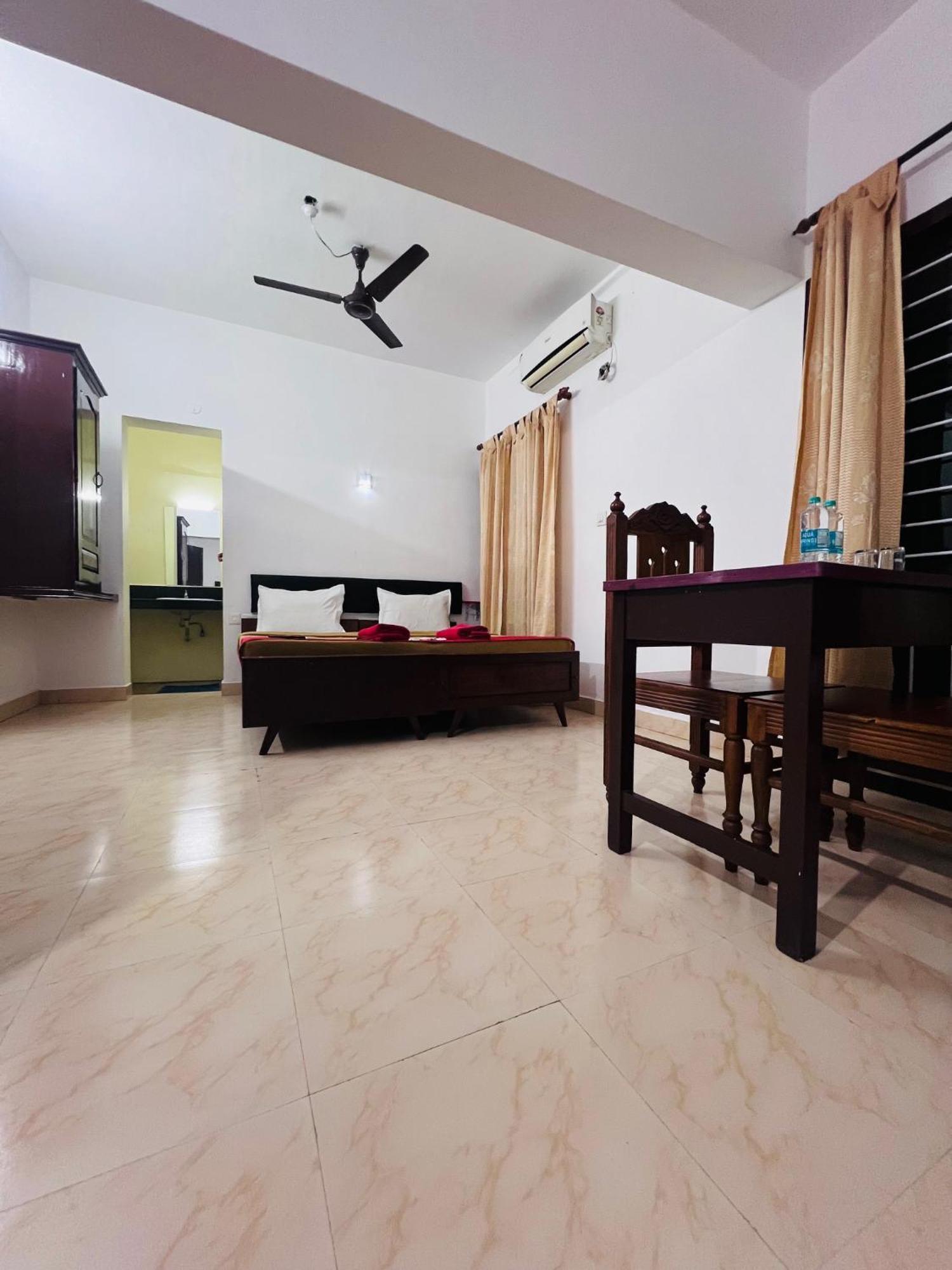 Hotel Sunday - Townhouse Club Airport Trivandrum Thiruvananthapuram Екстериор снимка